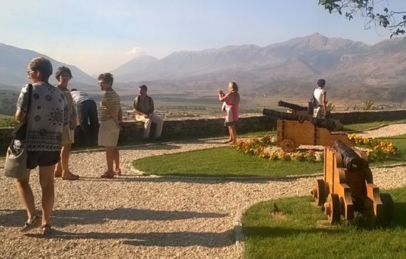 Kosovarët ‘pushtojnë’ Gjirokastrën Kosovarët ‘pushtojnë’ Gjirokastrën