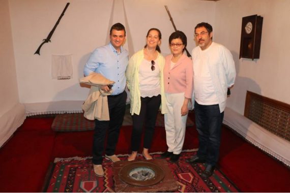 Gjirokastër, ministrja, deputetët dhe ambasadorja kineze vizitë te shtëpia e Enver Hoxhës (FOTO) Gjirokastër, ministrja, deputetët dhe ambasadorja kineze vizitë te shtëpia e Enver Hoxhës (FOTO)