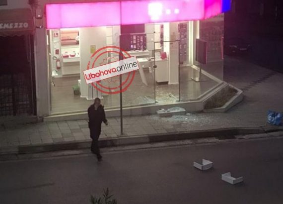 Gjirokastër, vjedhje me maska në ’18 Shtatori’. Hajdutët marrin kasafortën e biznesit Gjirokastër, vjedhje me maska në ’18 Shtatori’. Hajdutët marrin kasafortën e biznesit