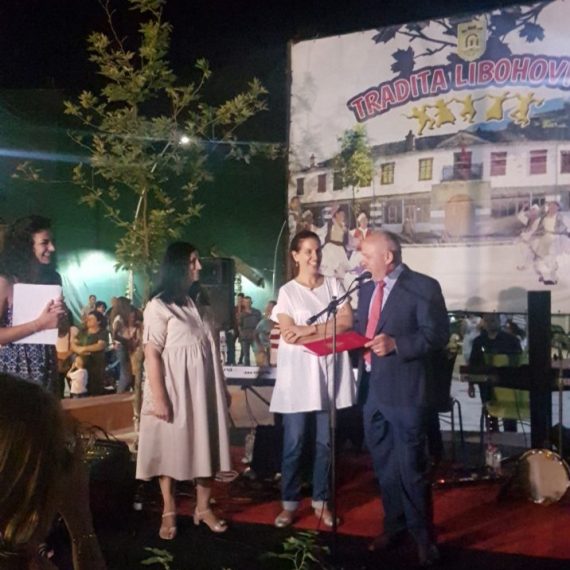 Libohova nderon me titullin ‘Qytetar Nderi’ investitorët e fabrikës së ujit në Zagori dhe pilotin veteran (FOTO) Libohova nderon me titullin ‘Qytetar Nderi’ investitorët e fabrikës së ujit në Zagori dhe pilotin veteran (FOTO)