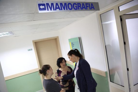 Ndërgjegjësimi kundër kancerit të gjirit, Kumbaro takim në Gjirokastër. Shoqëron gratë për mamografi në spital (FOTO) Ndërgjegjësimi kundër kancerit të gjirit, Kumbaro takim në Gjirokastër. Shoqëron gratë për mamografi në spital (FOTO)