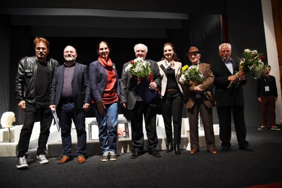 Trupat teatrore mblidhen në Gjirokastër, festohet 50 vjetori i Teatrit ‘Zihni Sako’ (FOTO) Trupat teatrore mblidhen në Gjirokastër, festohet 50 vjetori i Teatrit ‘Zihni Sako’ (FOTO)