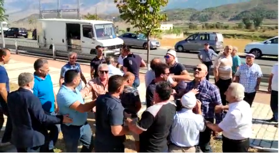 “O i pacipë, o llapaqen, o palaço”, shihni pamjet e sherrit mes ballistëve dhe demokratëve në Gjirokastër (VIDEO) “O i pacipë, o llapaqen, o palaço”, shihni pamjet e sherrit mes ballistëve dhe demokratëve në Gjirokastër (VIDEO)