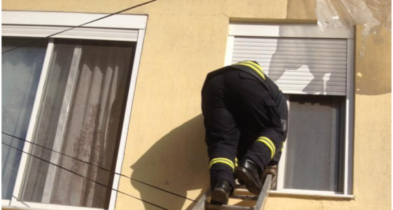 Gjirokastër, vajza 4-vjeçare mbetet e bllokuar brenda pasi nëna doli dhe harroi çelësin e shtëpisë, ndërhyjnë forcat zjarrfikëse Gjirokastër, vajza 4-vjeçare mbetet e bllokuar brenda pasi nëna doli dhe harroi çelësin e shtëpisë, ndërhyjnë forcat zjarrfikëse