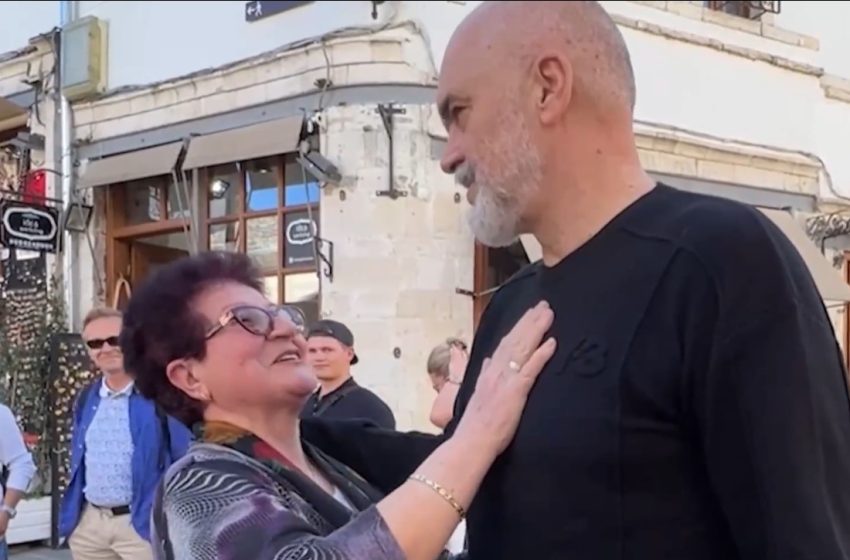 Socialistja e Gjirokastrës nuk përmbahet: Të durojmë edhe pak se të mirat e Edi Ramës do vijnë. Lum nëna që të ka bërë (VIDEO)