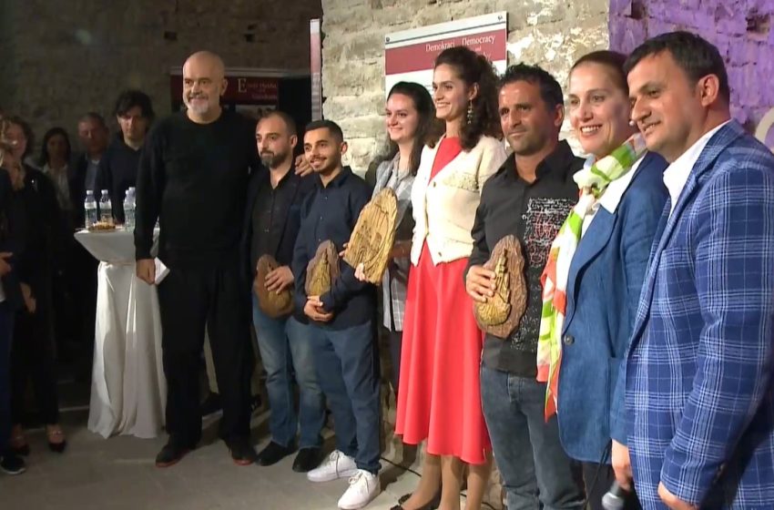 Nga berberi te kryetarja e Kardhiqit, drugdhendësi e mësuesi i pikturës, kush janë 10 të vlerësuarit nga Rama si “Krenari e Komunitetit” në Gjirokastër (VIDEO)