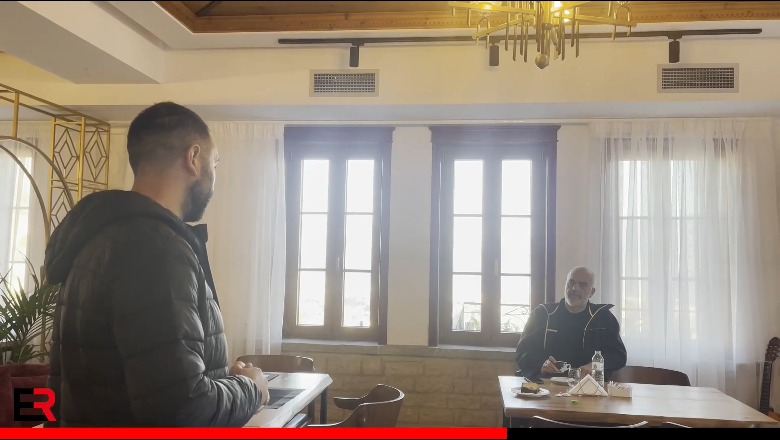  “Sa merr ajo vajza?”, pronari hotelit në Gjirokastër bisedon me Kryeministrin: 350 mijë lekë në dorë… (VIDEO)