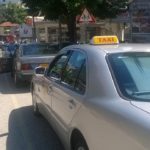 Targat e bardha falimentojnë taksitë e liçensuara në Gjirokastër