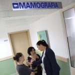 Ndërgjegjësimi kundër kancerit të gjirit, Kumbaro takim në Gjirokastër. Shoqëron gratë për mamografi në spital (FOTO)