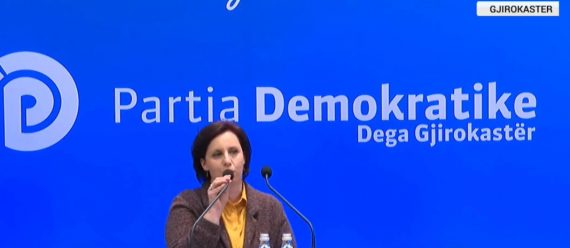 Zysha e Letërsisë në Gjirokastër sulmon Ismail Kadarenë: Ka shkruar me lapsin e partisë dhe diktaturës. Të kam zili zoti Berisha, ti je mëngjesi jonë Zysha e Letërsisë në Gjirokastër sulmon Ismail Kadarenë: Ka shkruar me lapsin e partisë dhe diktaturës. Të kam zili zoti Berisha, ti je mëngjesi jonë