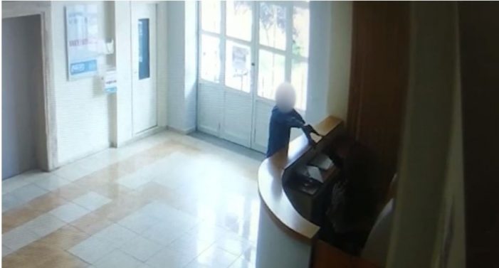 Çmenduri në Gjirokastër, hajduti me pistoletë lodër tenton të vjedhë recepsionisten e spitalit: Lekët se të vrava (VIDEO)
