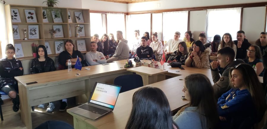 Aftësitë dixhitale dhe punësimi, trajnohen rreth 50 të rinj në Gjirokastër, Libohovë, Sarandë dhe Konispol (FOTO)