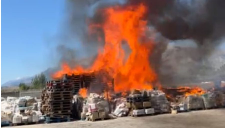 Zjarr në Libohovë te fabrika e lëngjeve (VIDEO)
